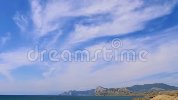 群山映衬蓝天白云云奔过蓝天最佳海岸景观视频的预览图