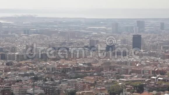 地中海沿岸从山上到城市的俯视图视频的预览图