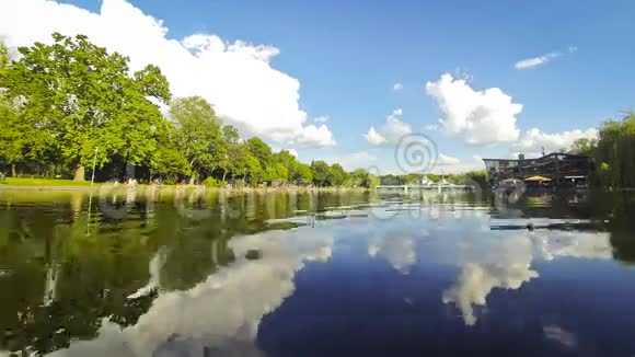 布达佩斯主要城市公园的湖泊视频的预览图
