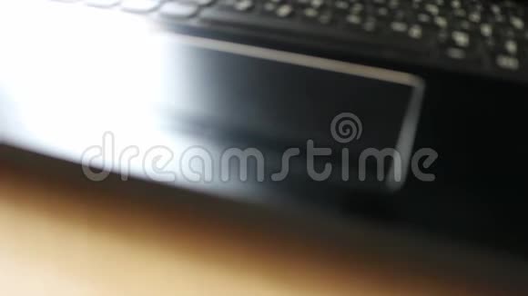 笔记本电脑键盘在模糊的焦点视频的预览图