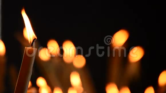 背景中蜡烛散焦的蜡烛照明视频的预览图