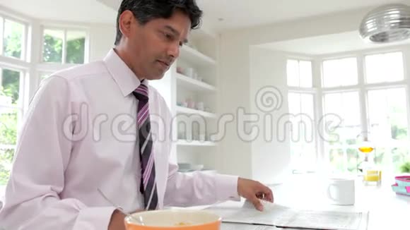 上班前吃老婆早餐的男人视频的预览图