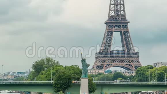 自由女神像和埃菲尔铁塔时间推移法国巴黎视频的预览图