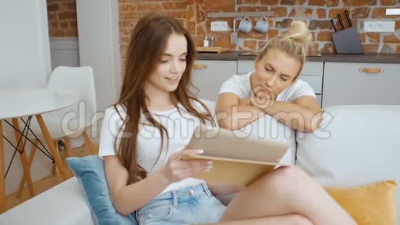 两名年轻女性或学生女孩使用平板电脑视频的预览图