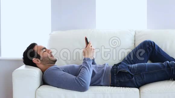 躺在沙发上的男人短信视频的预览图