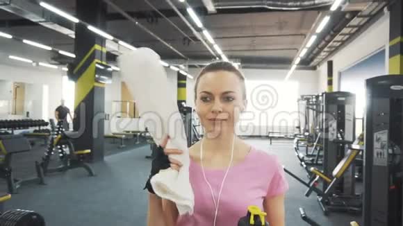 女孩在健身房喝水视频的预览图
