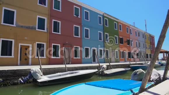 威尼斯泻湖布拉诺岛街道上五颜六色的建筑物全景视频的预览图