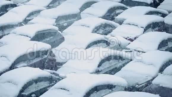 在暴风雪中被雪覆盖的汽车视频的预览图