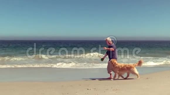 快乐的老人和狗玩视频的预览图