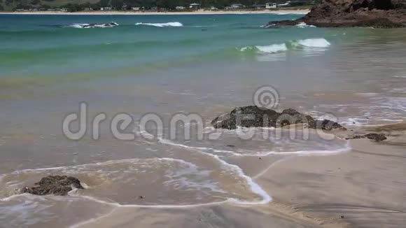 波浪和沙子马塔普里海滩视频的预览图