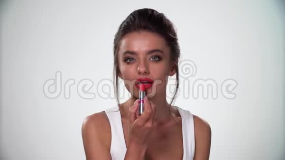 美唇化妆涂红唇膏的女人视频的预览图