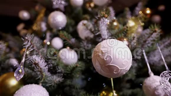 圣诞球圣诞树上挂着的圣诞灯新年圣诞树上挂着的银宝宝视频的预览图