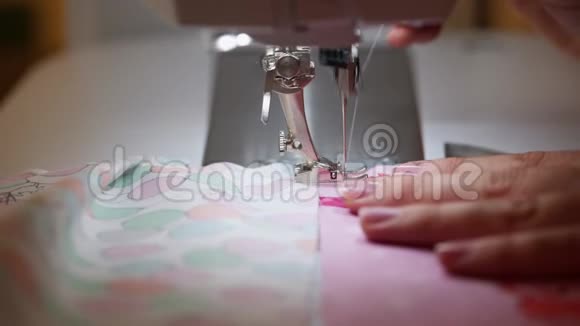 裁缝在缝纫机上工作视频的预览图