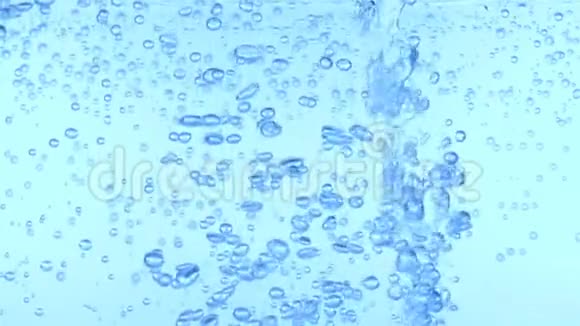 矿泉水中的气泡动作缓慢视频的预览图