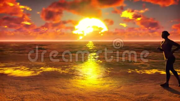 女运动员在日出时沿着海滩海洋奔跑美丽的夏天循环的背景视频的预览图