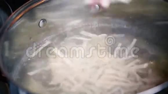 厨师在热水中加入切碎的卷心菜视频的预览图