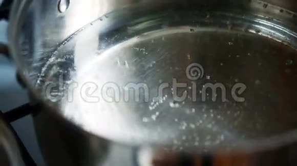 把水放在锅里煮泡在水里视频的预览图