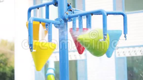 五颜六色的水桶溅在水上公园视频的预览图