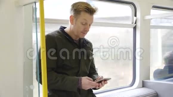 在火车上发短信视频的预览图