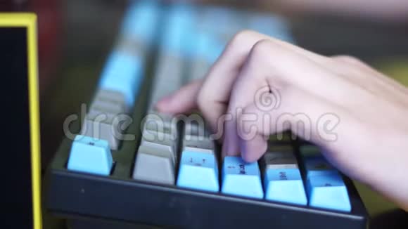 手在电脑键盘上视频的预览图