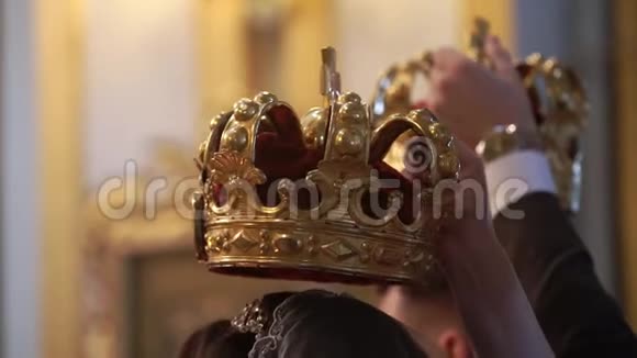 在教堂举行婚礼的皇冠新婚夫妇举行婚礼视频的预览图