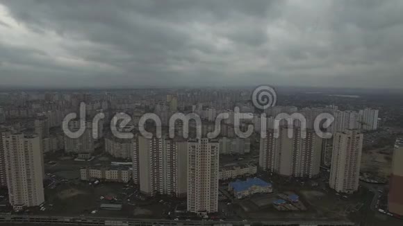 空中无人机拍摄的灰色反乌城区与相同的房屋视频的预览图