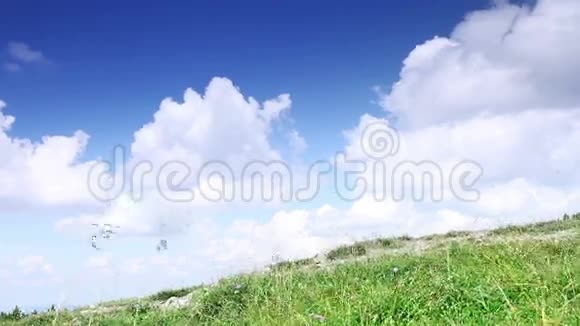 带着小猎犬的雌性带着云彩在山上行走视频的预览图