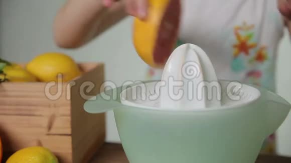 女孩挤出葡萄柚汁视频的预览图