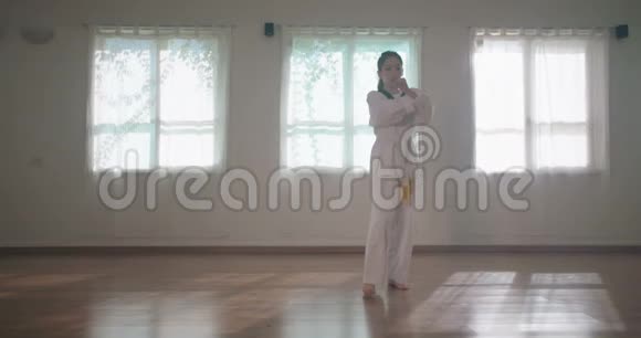 一个练习武术的女孩的慢镜头视频的预览图