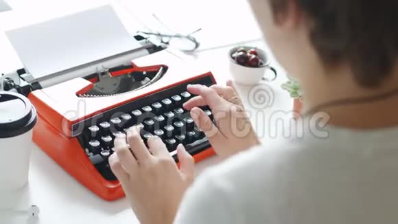 女人亲手打字红色老式打字机视频的预览图