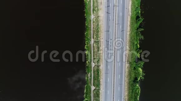 汽车在蓝湖之间的高速公路上行驶视频的预览图