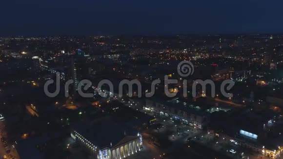 夜城从上面空中飞行视频的预览图