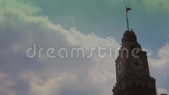 上海外滩旧商业小镇建筑红旗视频的预览图