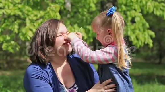 春天公园的母女幸福视频的预览图