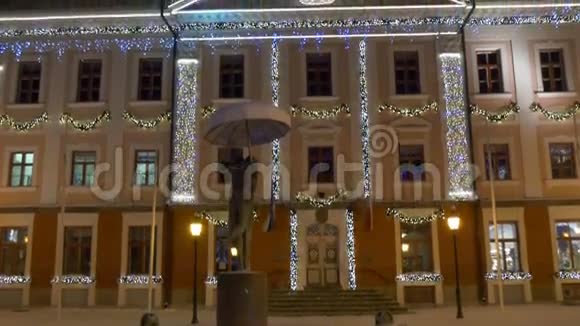美丽的市政厅有爱沙尼亚的灯光视频的预览图