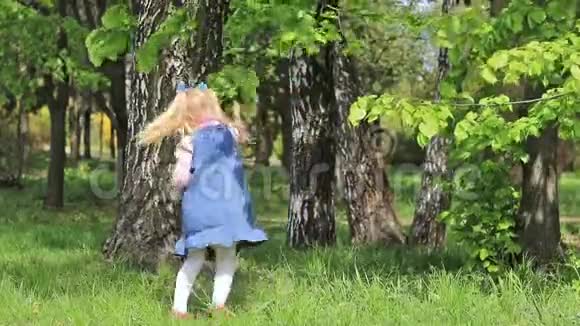 小女孩在春天公园玩视频的预览图