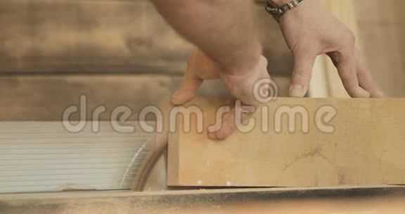 木工车间用电锯切割木板视频的预览图