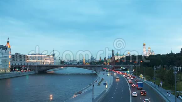 日落时分从Zaryadye公园俯瞰莫斯科地标全景视频的预览图