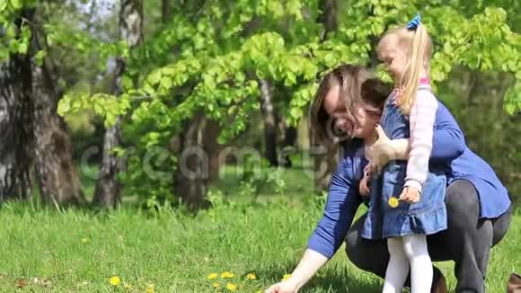 春天公园的母女幸福视频的预览图