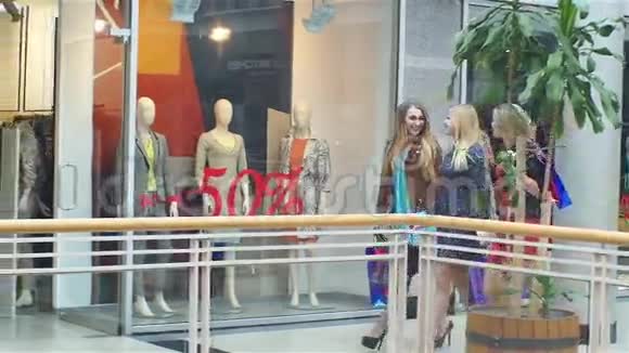 三个购物快乐的女孩慢动作视频的预览图
