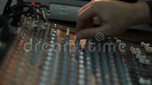 音乐会中的专业音响控制台音乐会中的调音台音响调音台控制工程师选择性视频的预览图