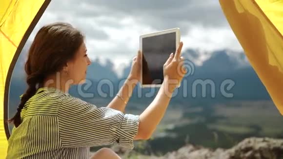 平板电脑露营妇女拍照自拍在露营地视频的预览图