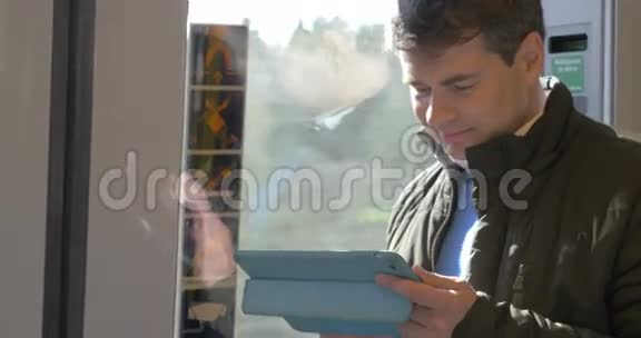 在火车上使用触摸板的白人男子视频的预览图