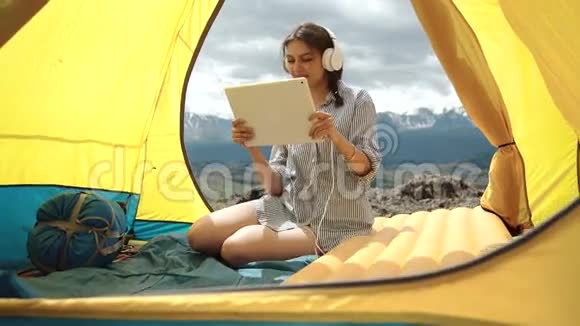 平板电脑露营妇女拍照自拍在露营地视频的预览图