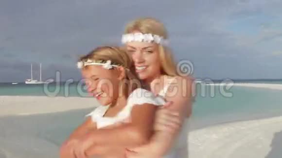 新娘在海滩婚礼上的新娘新娘视频的预览图