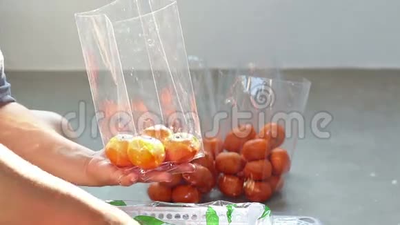 用塑料袋把橙色水果包好视频的预览图