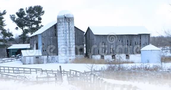 4K超高清旧谷仓和降雪视频的预览图