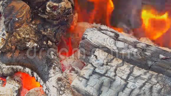 火焰缓慢燃烧木头掉落视频的预览图