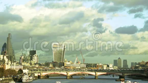 伦敦的橙色日落云层缓慢视频的预览图