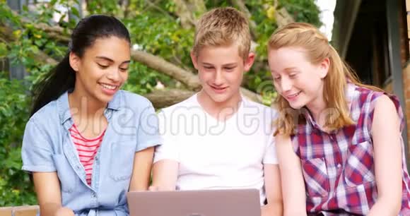 学龄儿童使用笔记本电脑4k视频的预览图